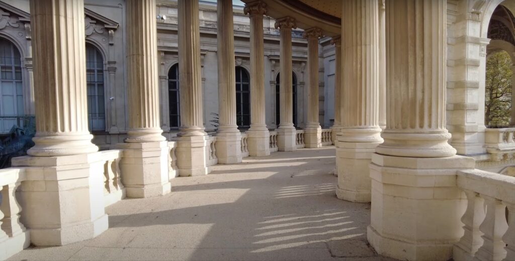 Longchamp Palace, view of the columns